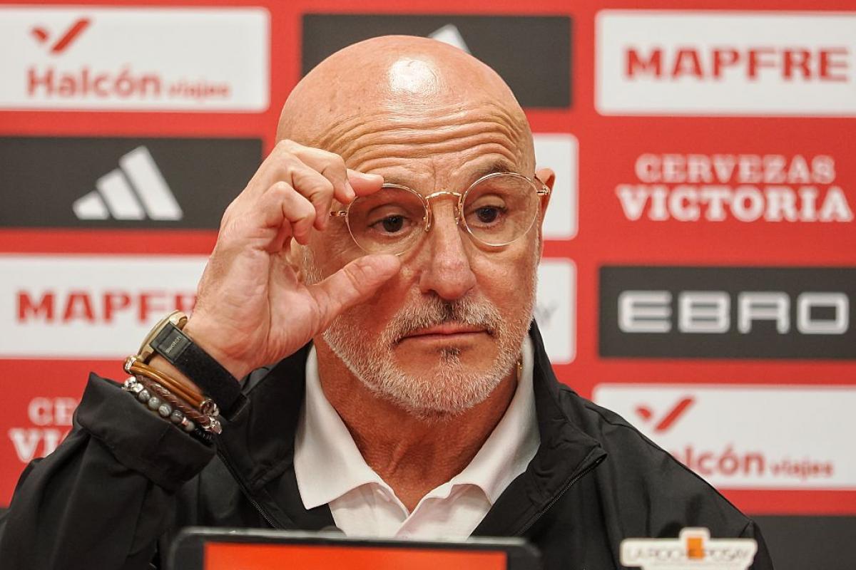 Luis de la Fuente se ajusta las gafas en una rueda de prensa