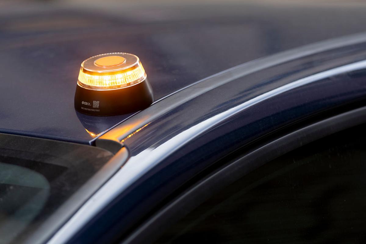 Baliza V-16 sobre un coche.