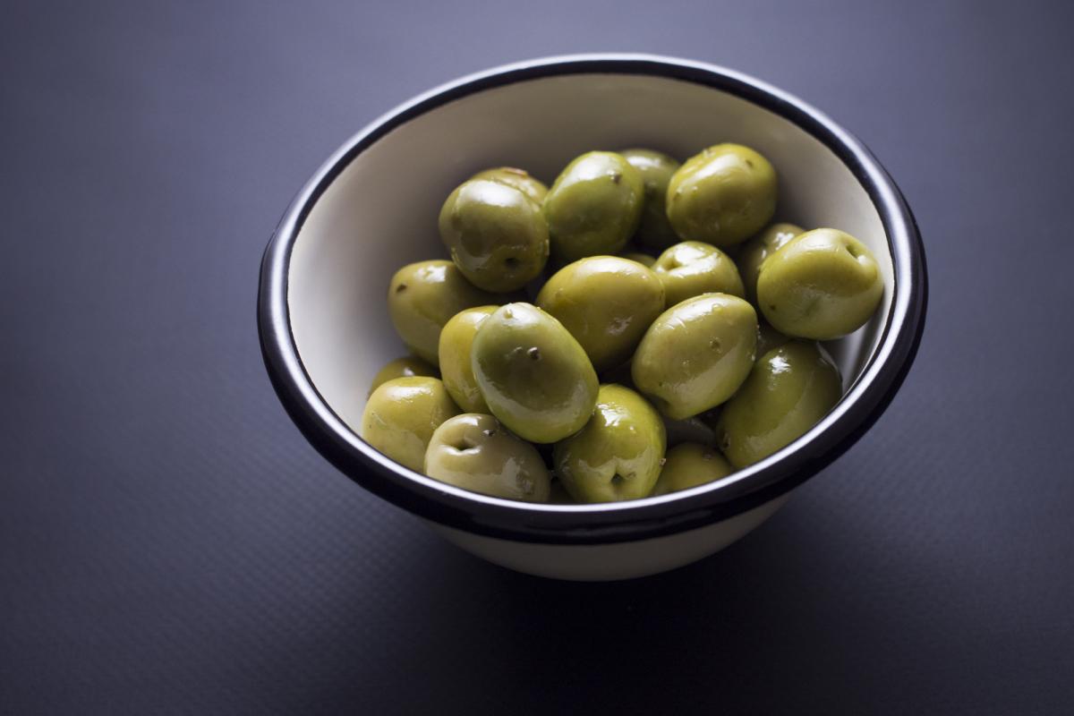 Imagen de archivo de un bol de aceitunas.