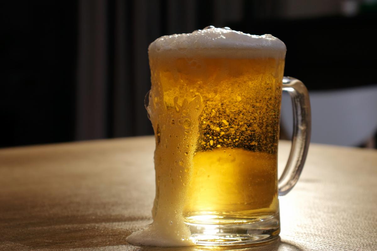 Imagen de archivo de una jarra de cerveza fría.