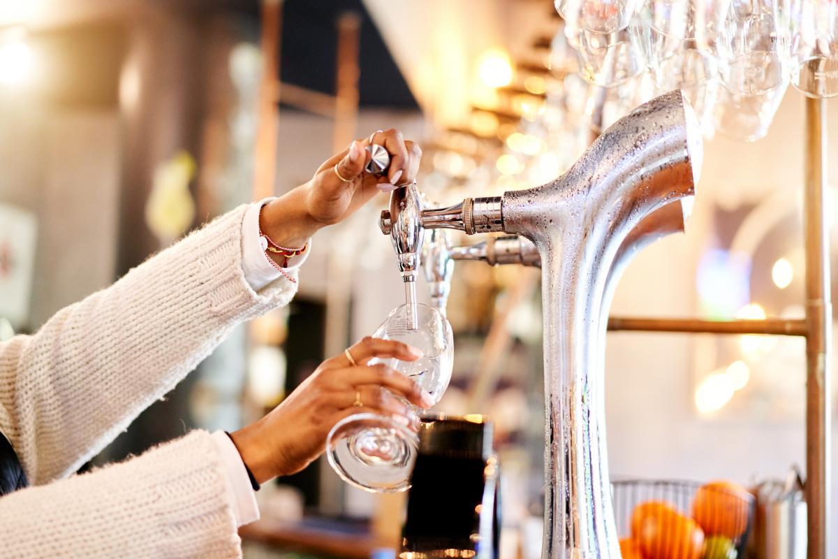 Imagen de archivo de una persona tirando una cerveza.