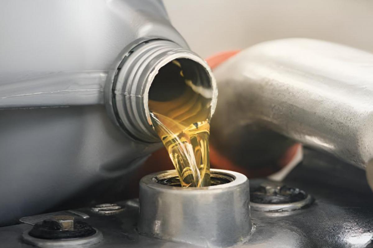 Una garrafa de petróleo vertiéndose sobre otro recipiente