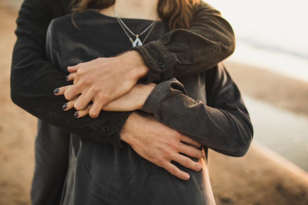 Una pareja se abraza