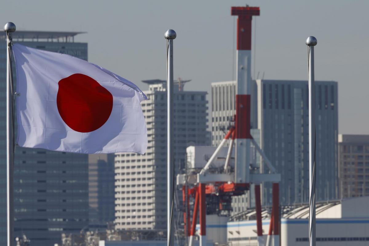 Bandera de Japón colocada en el puerto de Tokio.