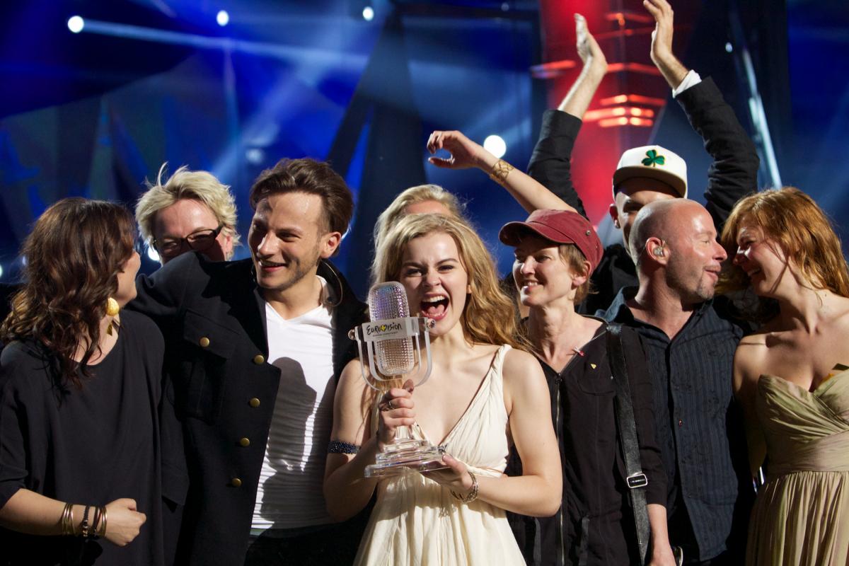 Emmelie de Forest con el Micrófono de Cristal tras ganar Eurovisión en 2013.