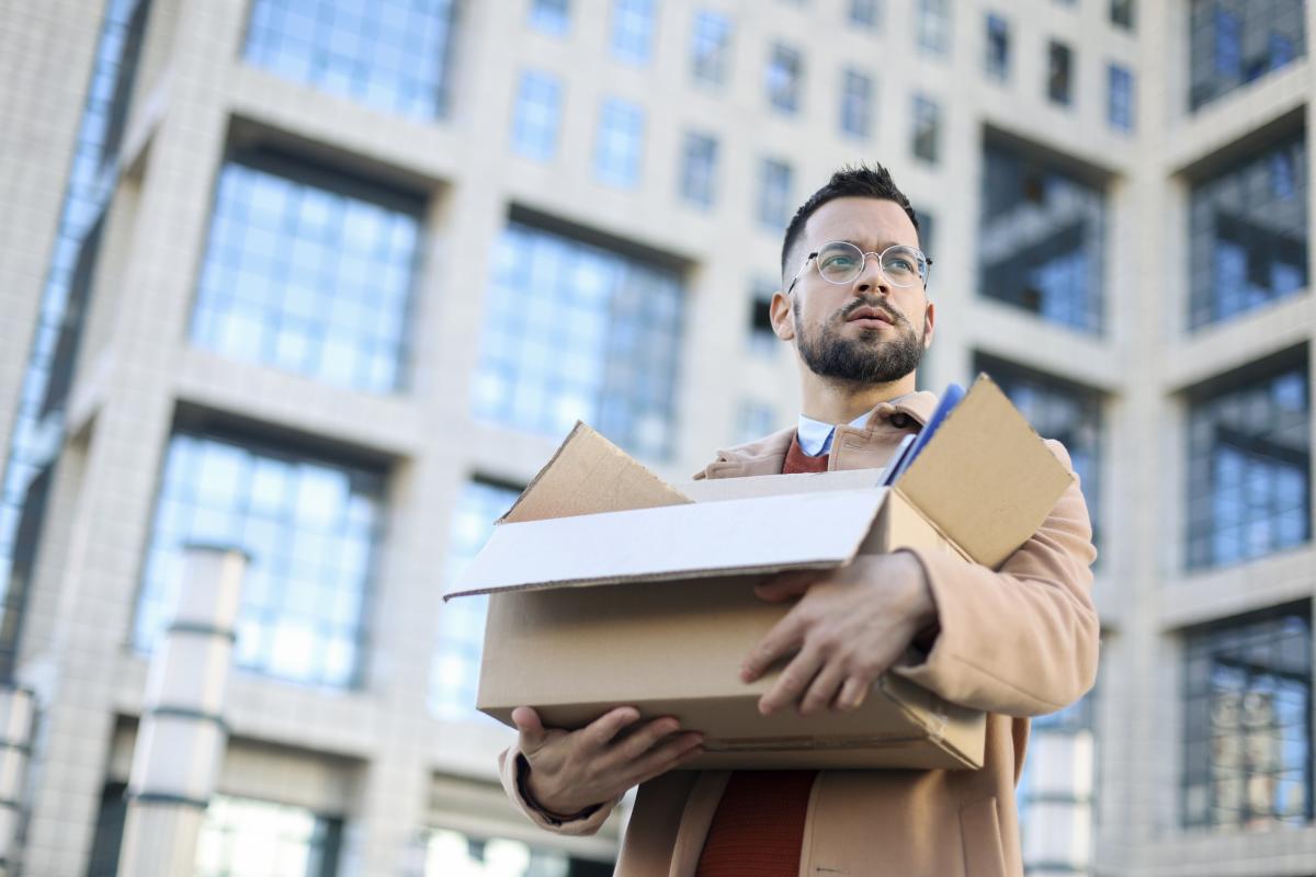 Un hombre, despedido de su trabajo