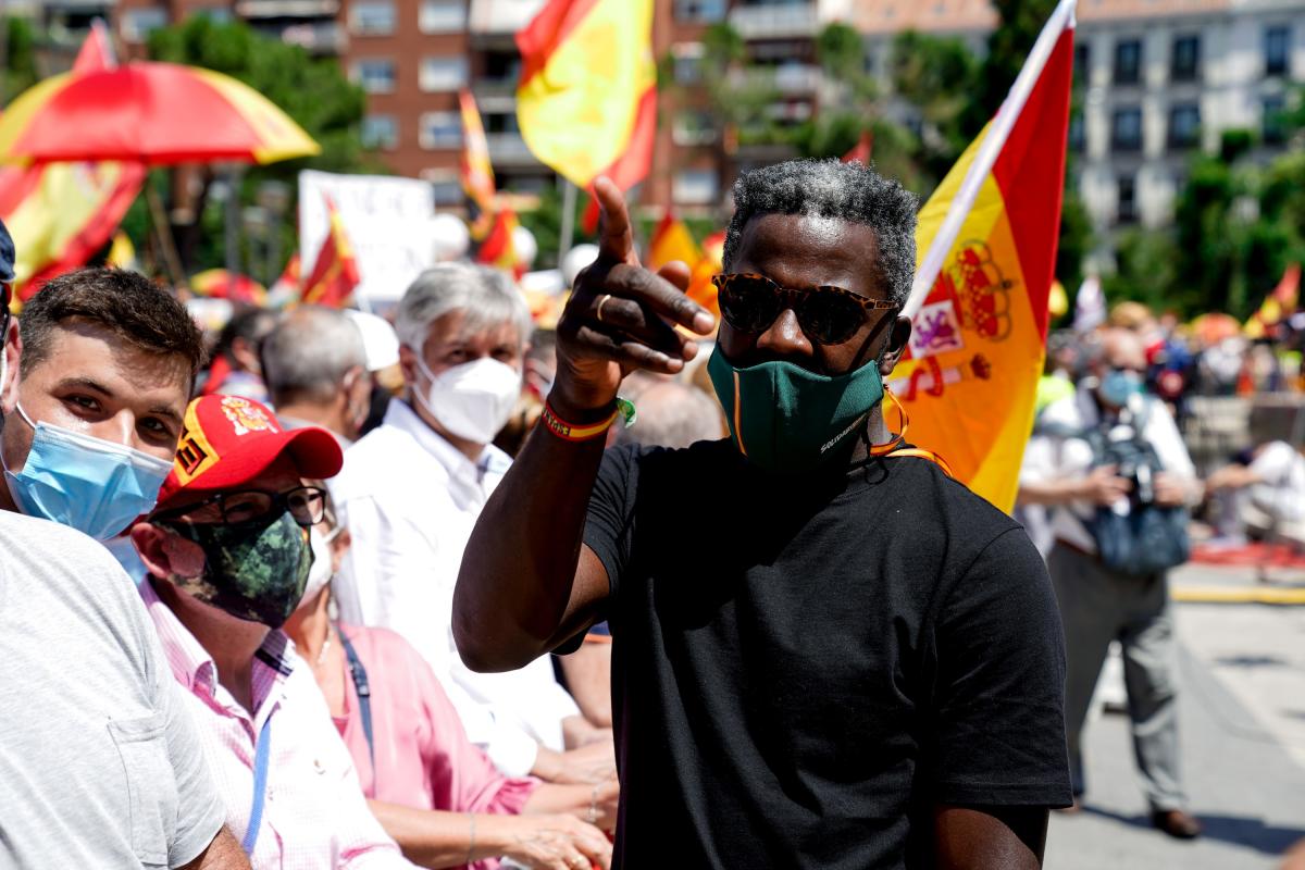 El agitador Bertrand Ndongo.