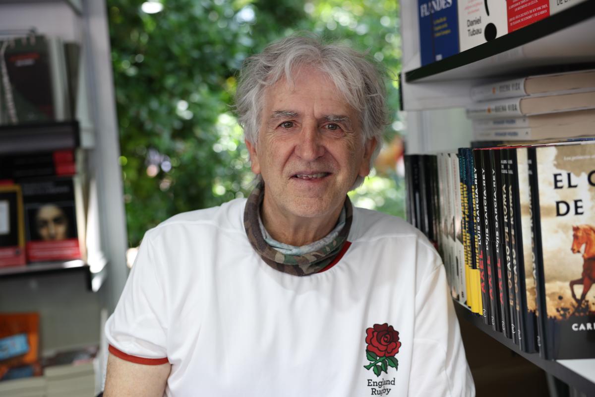 El antropólogo Juan Luis Arsuaga firmando libros en la Casa del Libro.