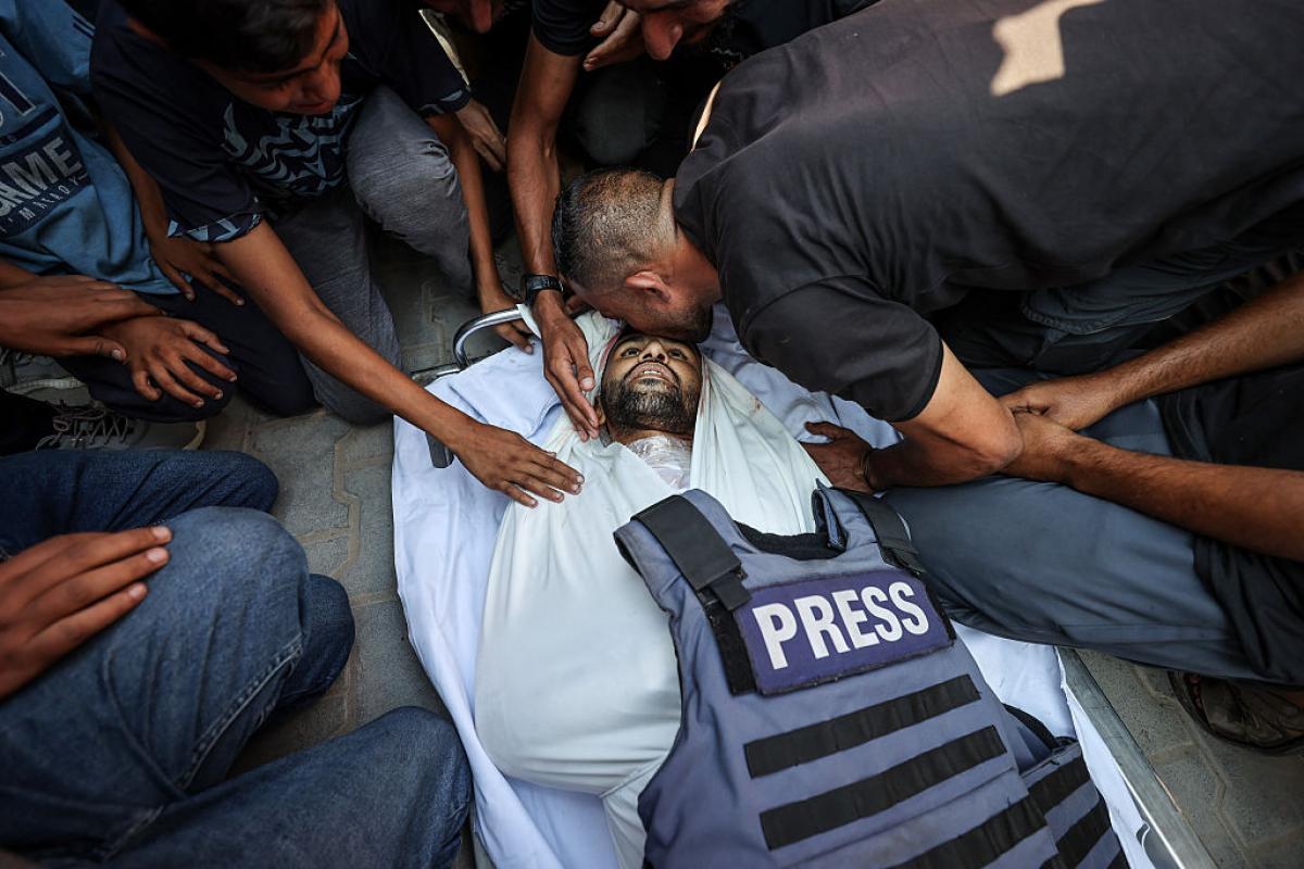 El cuerpo del periodista palestino Adem Abu Kharabeed, asesinado en un ataque israelí contra una tienda de campaña en el campamento de Yarmouk, el 25 de julio de 2025.