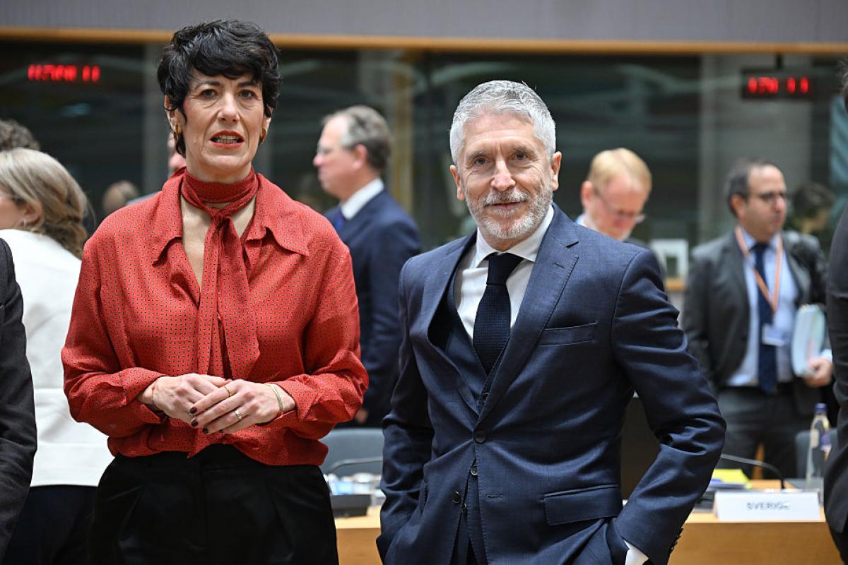 El ministro del Interior, Fernando Grande-Marlaska, y Elma Saiz, titular de Inclusión, Seguridad Social y Migraciones, el 8 de diciembre de 2025, en la reunión sobre asilo y migración, en Bruselas.