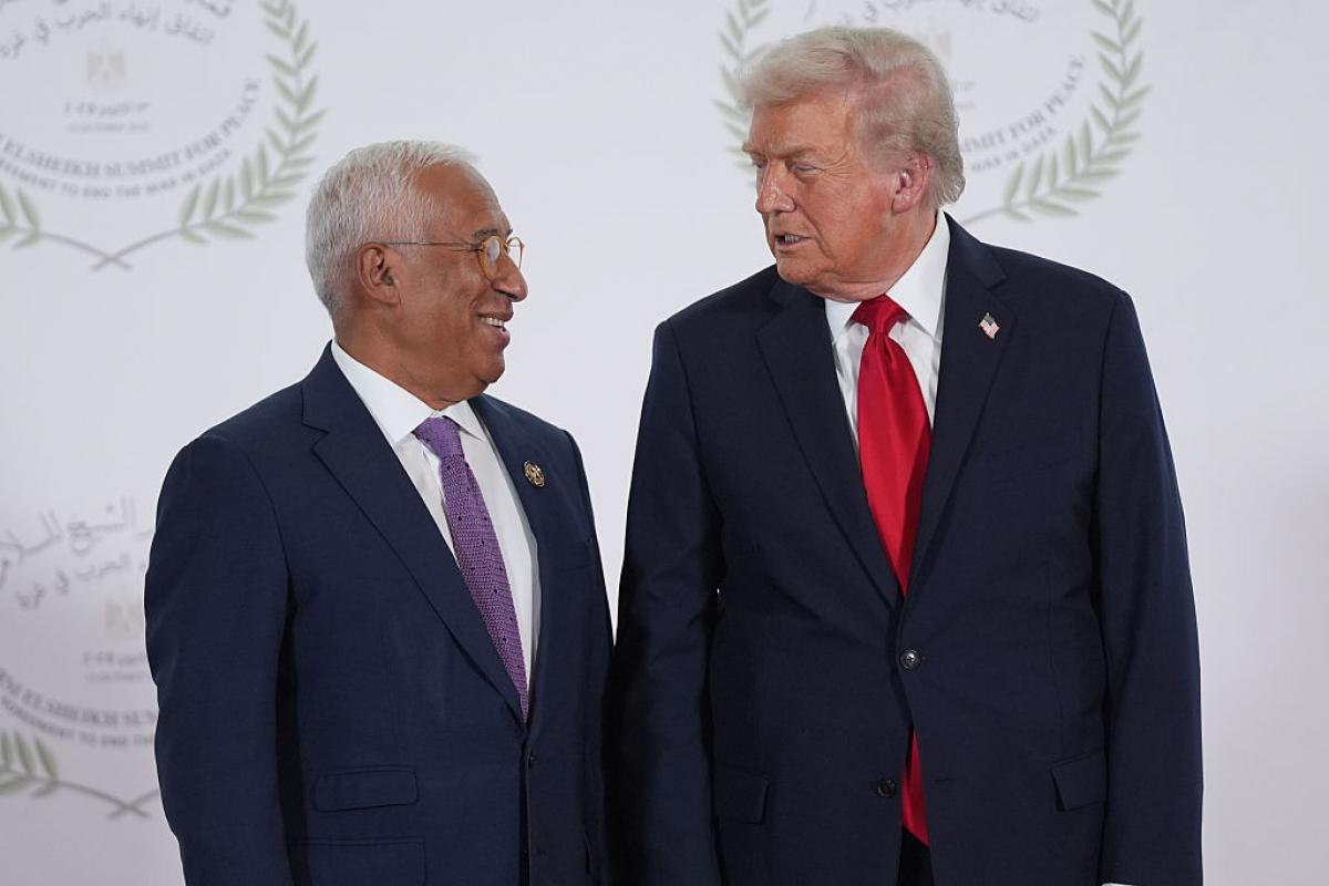 El presidente de EEUU, Donald Trump, saluda al presidente del Consejo Europeo, Antonio Costa, el 13 de octubre de 2025, en Sharm el-Sheij (Egipto), en la firma del acuerdo sobre Gaza.