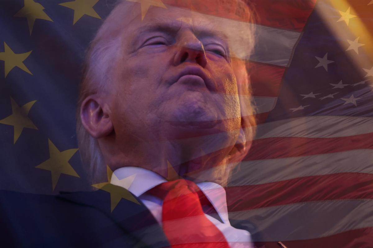 El presidente de Estados Unidos, Donald Trump, con las banderas de su país y de las Unión Europea de fondo.