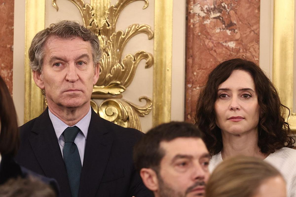 El presidente del PP, Alberto Núñez Feijóo, y la presidenta de la Comunidad de Madrid, Isabel Díaz Ayuso, en el acto del Día de la Constitución, en el Congreso, el 6 de diciembre de 2025.