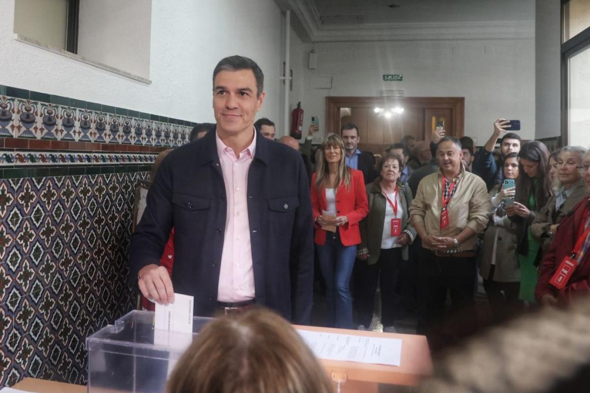 El secretario general del PSOE y presidente del Gobierno, Pedro Sánchez, vota en el Colegio de Nuestra Señora del Buen Consejo, el 28 de mayo de 2023, en Madrid.