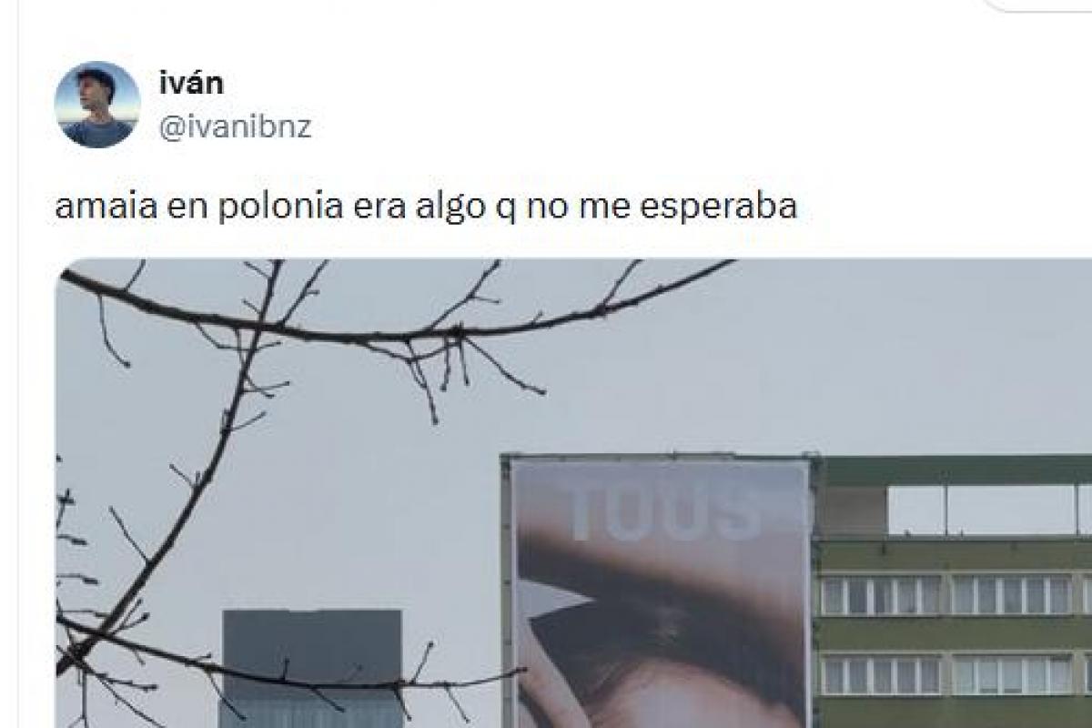 El tuit de @ivanibnz con la foto de la lona de Amaia en Polonia.