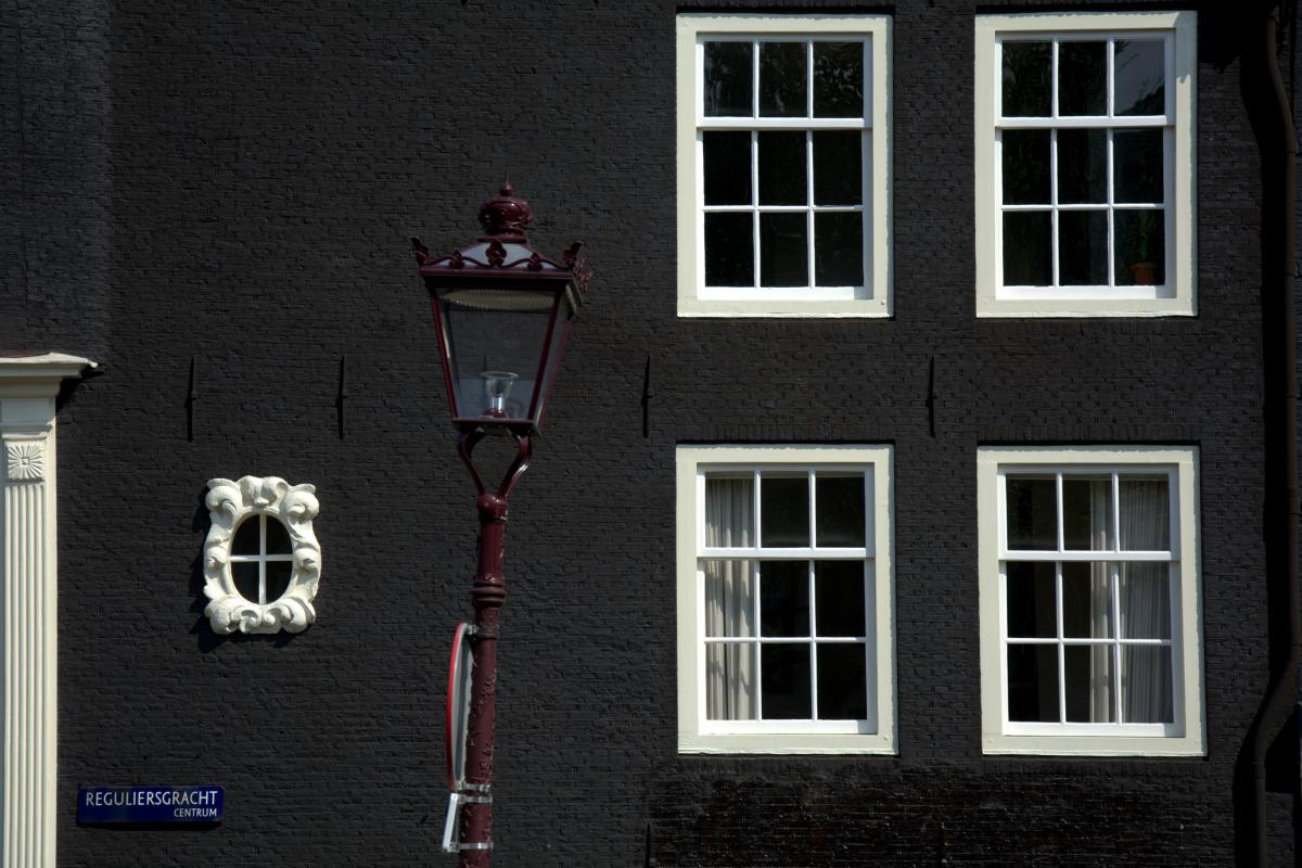 Fachada de ladrillo pintada de negro del casco antiguo de Ámsterdam