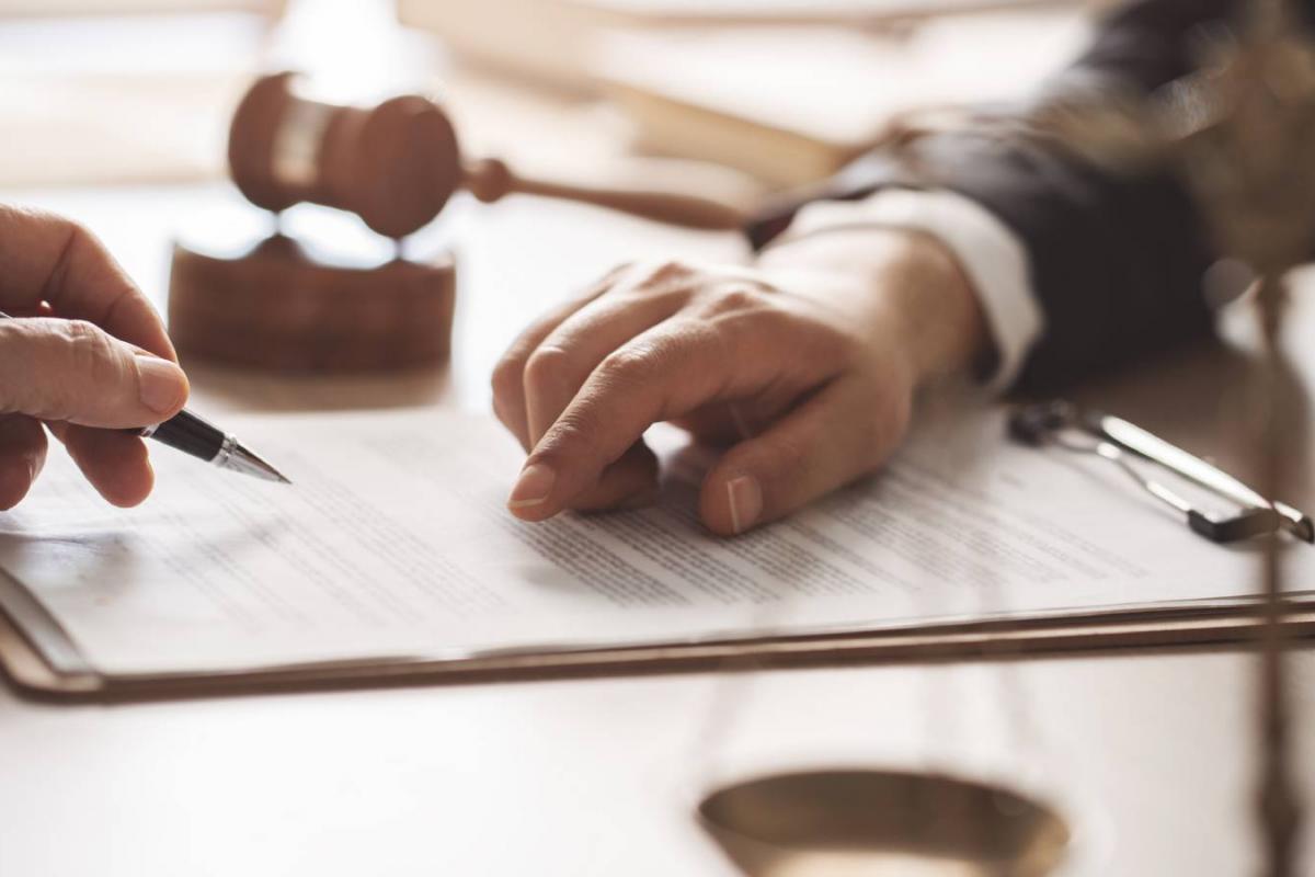 Firmando papeles ante notario
