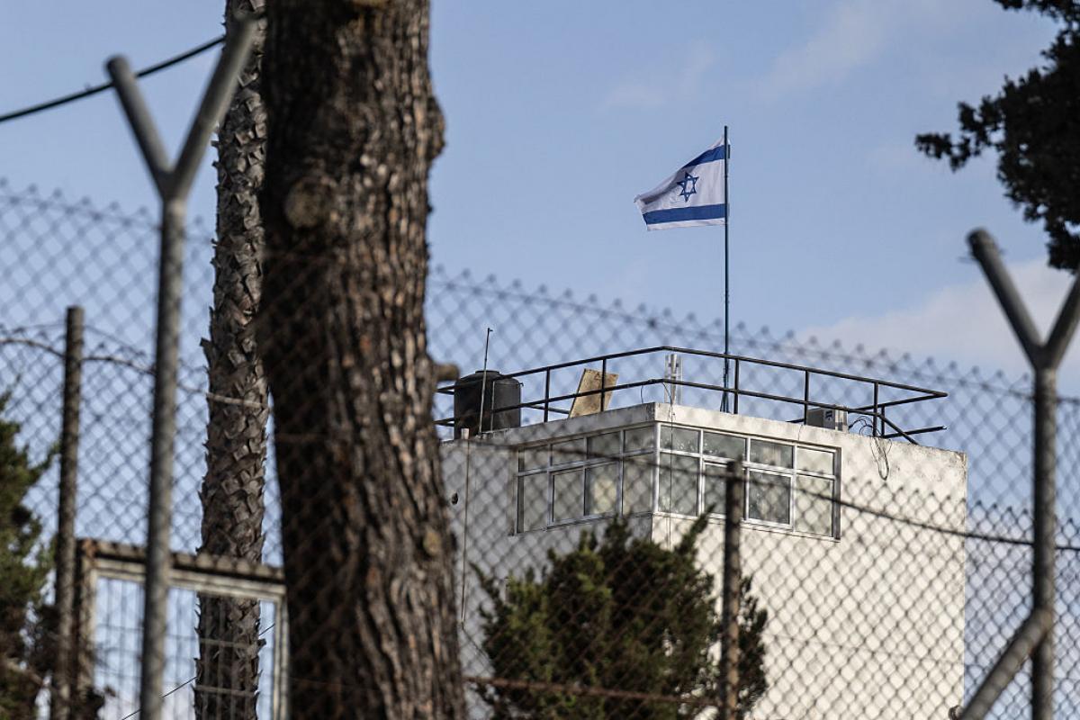 La bandera israelí, colocada a la fuerza en la sede de la UNRWA en Jerusalén Este, sustituyendo a la de la ONU, el 8 de diciembre de 2025.