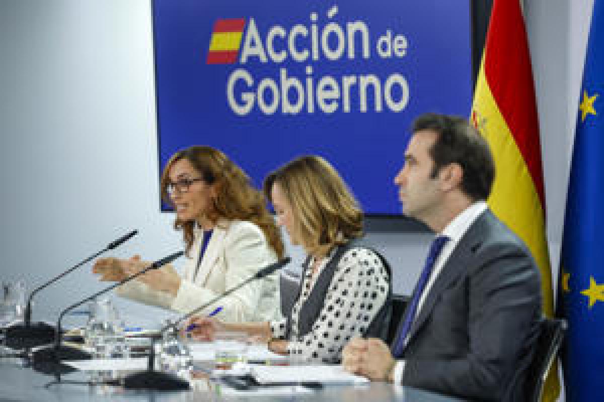 Las ministras Mónica García, Pilar Alegría y el ministro Carlos Cuerpo comparecen tras el Consejo de Ministros