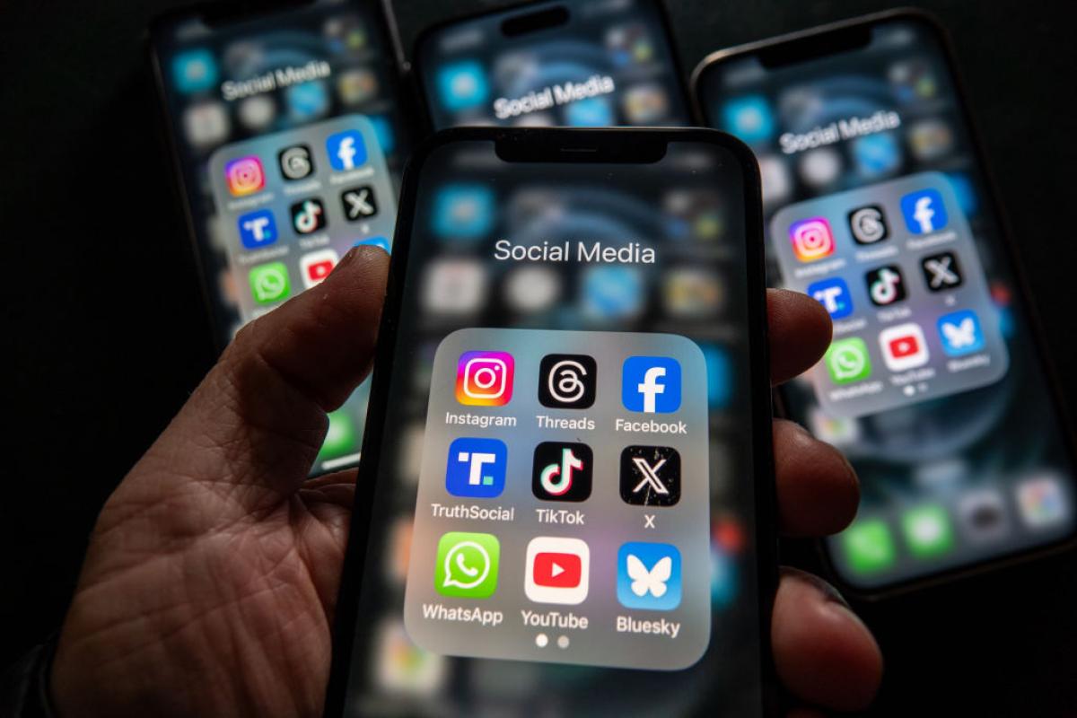 Móviles con iconos de acceso a las principales redes sociales.