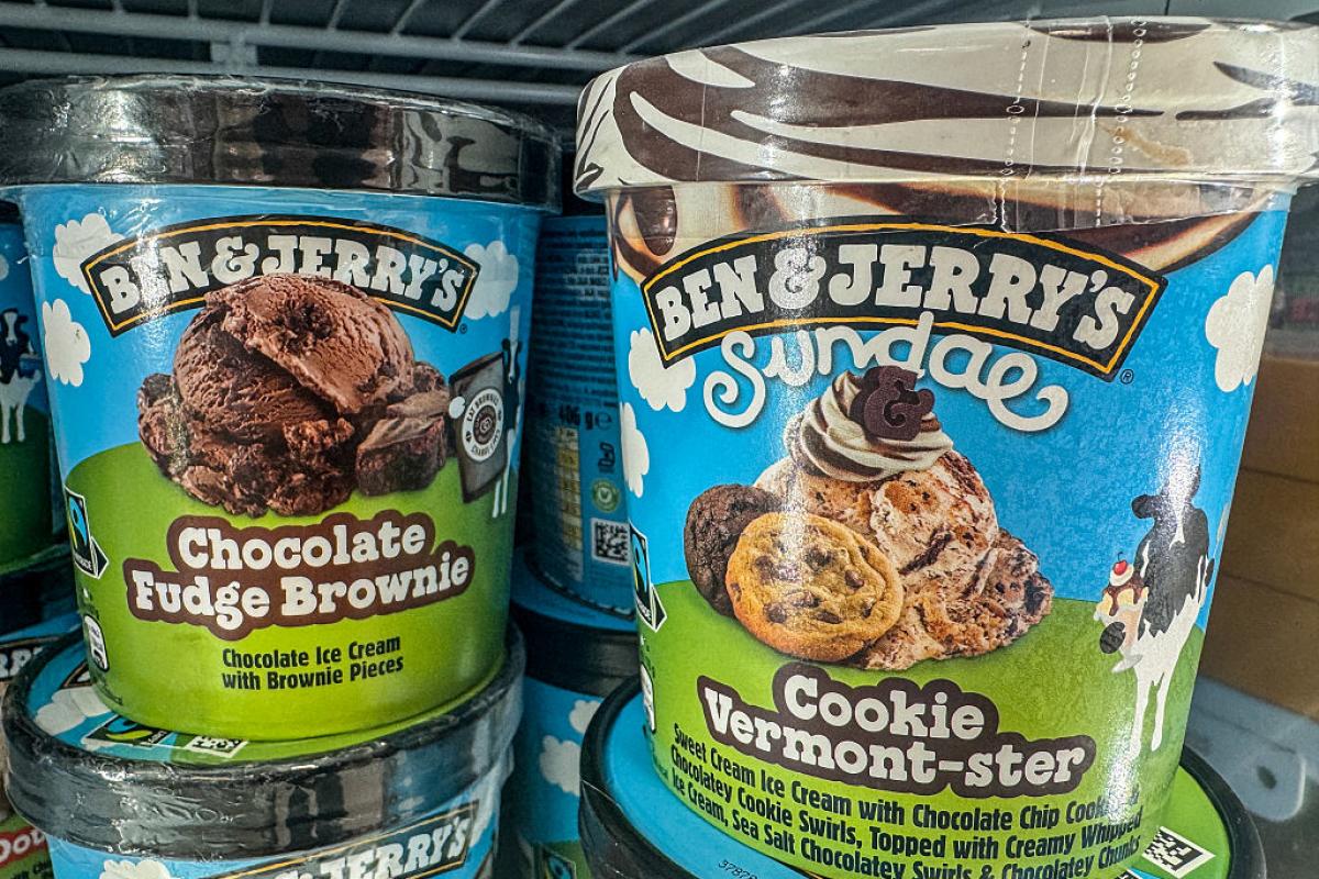 Tarrinas de helado Ben & Jerry's se exhiben a la venta en el congelador de un supermercado, el 28 de junio de 2025, en Bath (Reino Unido).