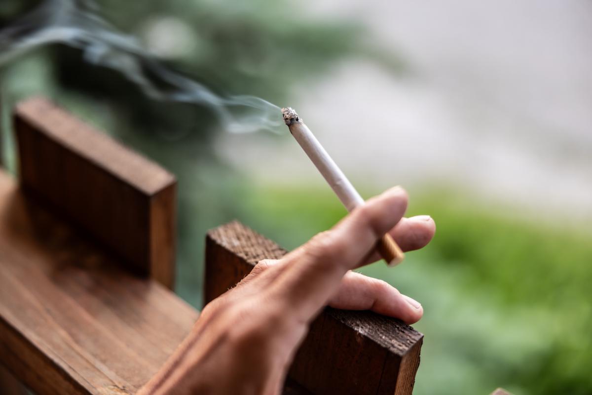 Una persona fumándose un cigarro, en una imagen de archivo