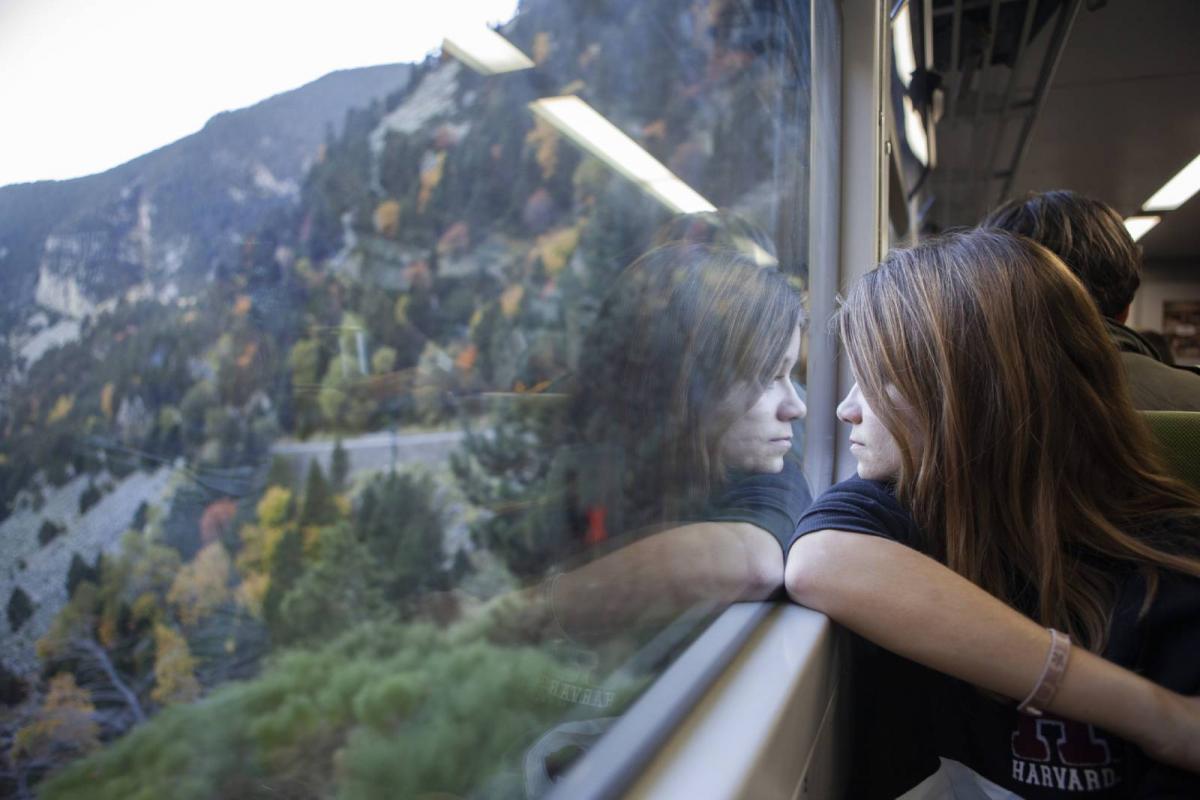 Chica mirando por la ventana del tren