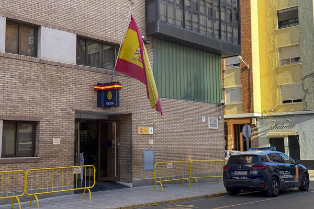 Comisaría de Policía Nacional tras el caso de la menor fallecida tras ser sedada en una clínica dental de Alzira