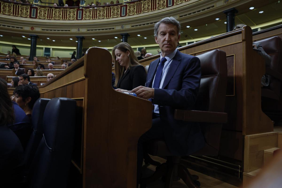 El líder del Partido Popular, Alberto Núñez-Feijóo, antes del comienzo de la sesión de control en el Congreso de los Diputados