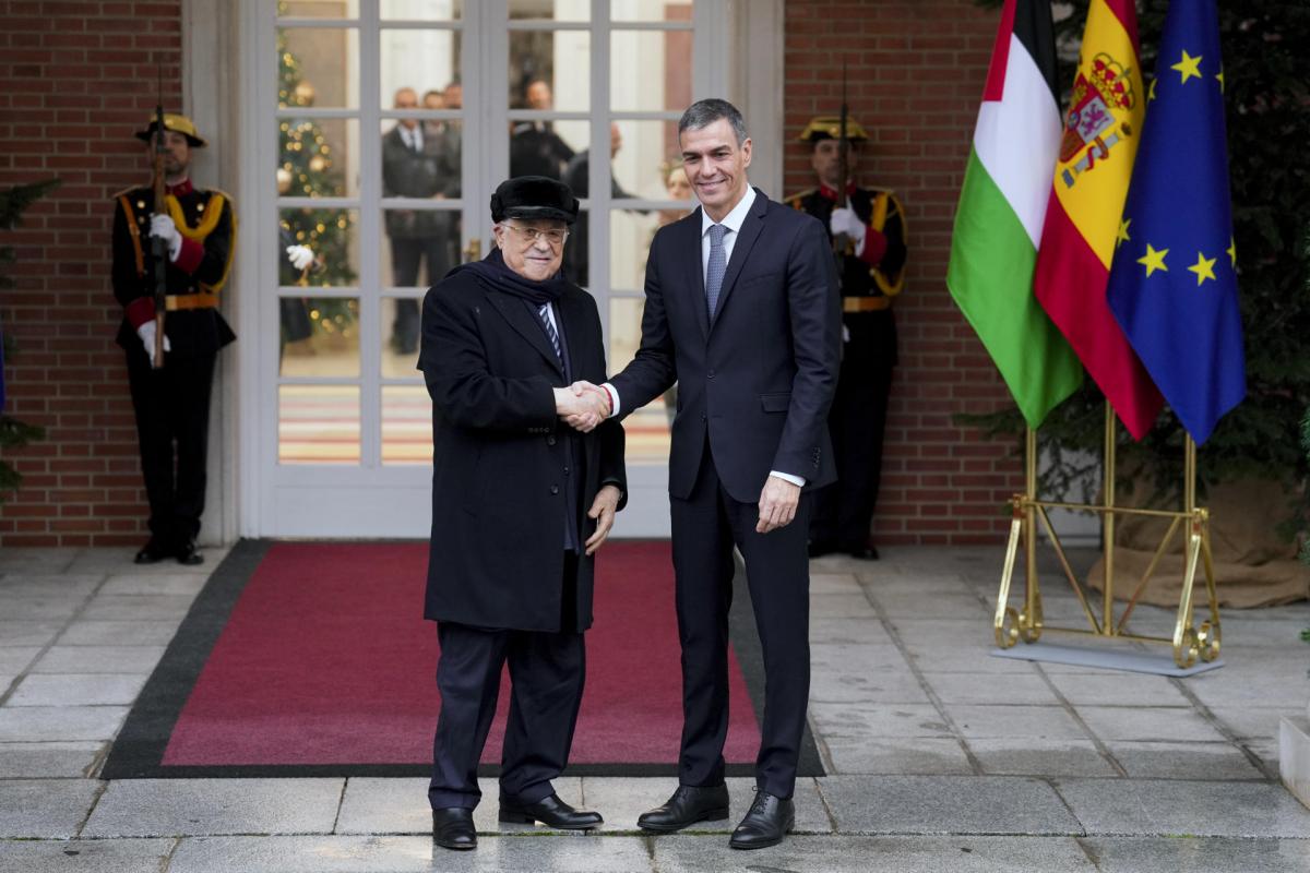 El presidente del Gobierno, Pedro Sánchez, y el presidente de Palestina, Mahmoud Abbas.