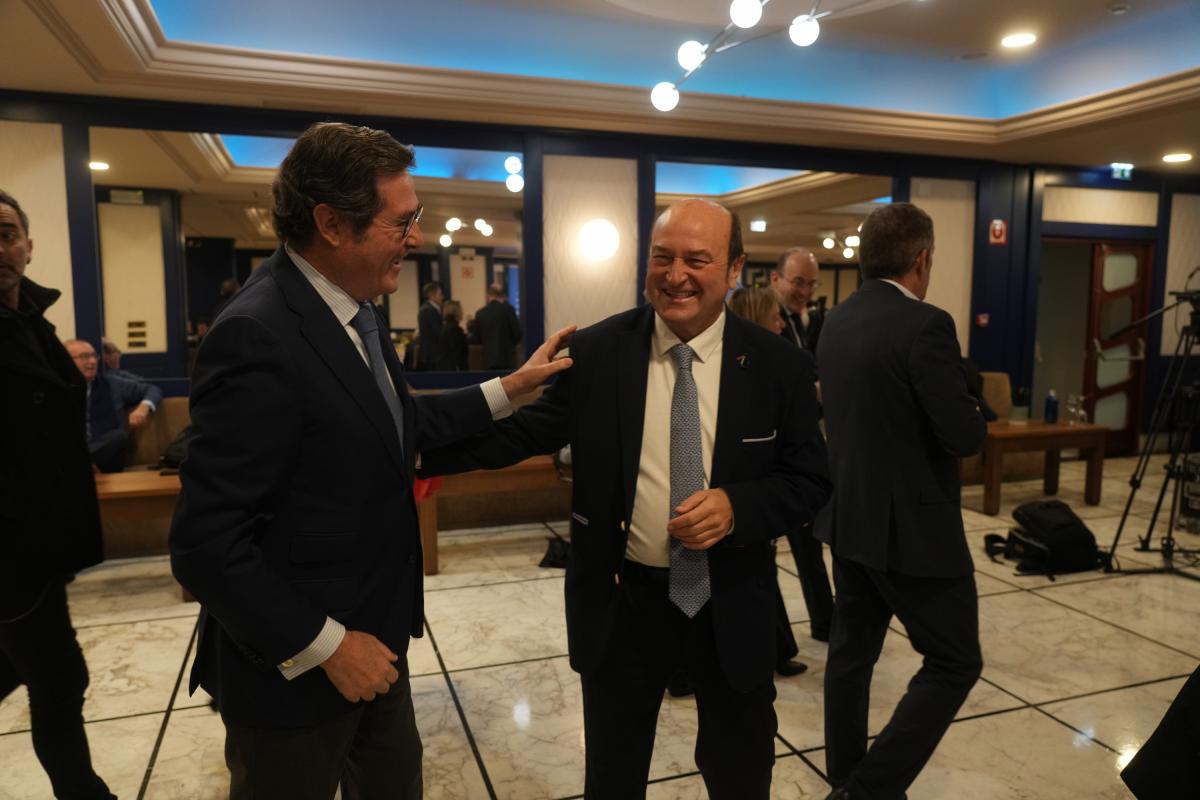 Imagen de archivo del líder de la patronal CEOE, Antonio Garamendi, y el exlíder del PNV Andoni Ortuzar.