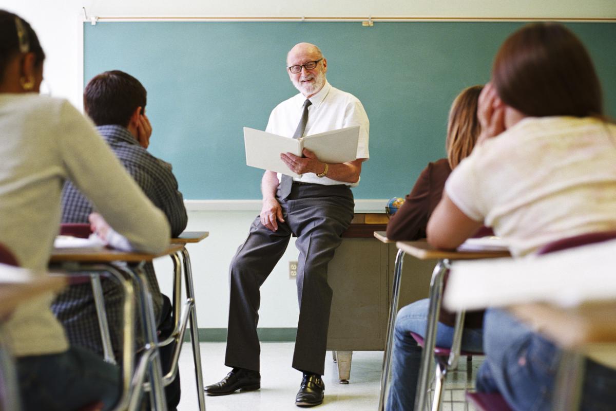 Profesor leyendo a una clase de adolescentes