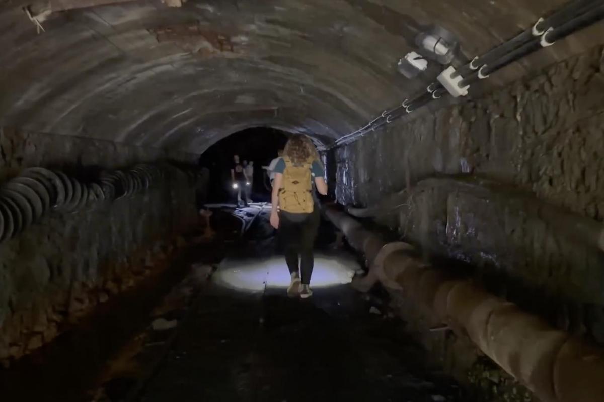 Rocío y Edu recorren una antigua galería minera en León durante su visita a Villaseca de Laciana.