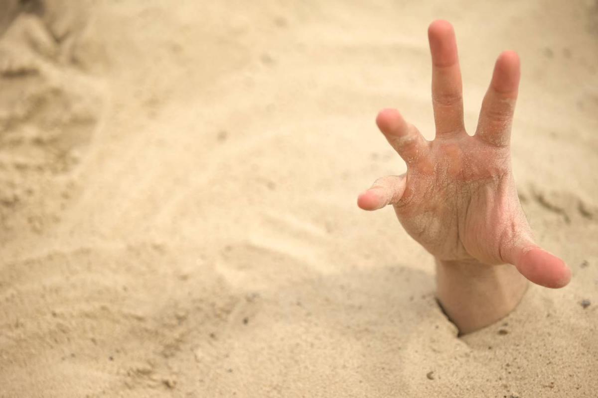 Se está hundiendo en las arenas movedizas y lucha por salir