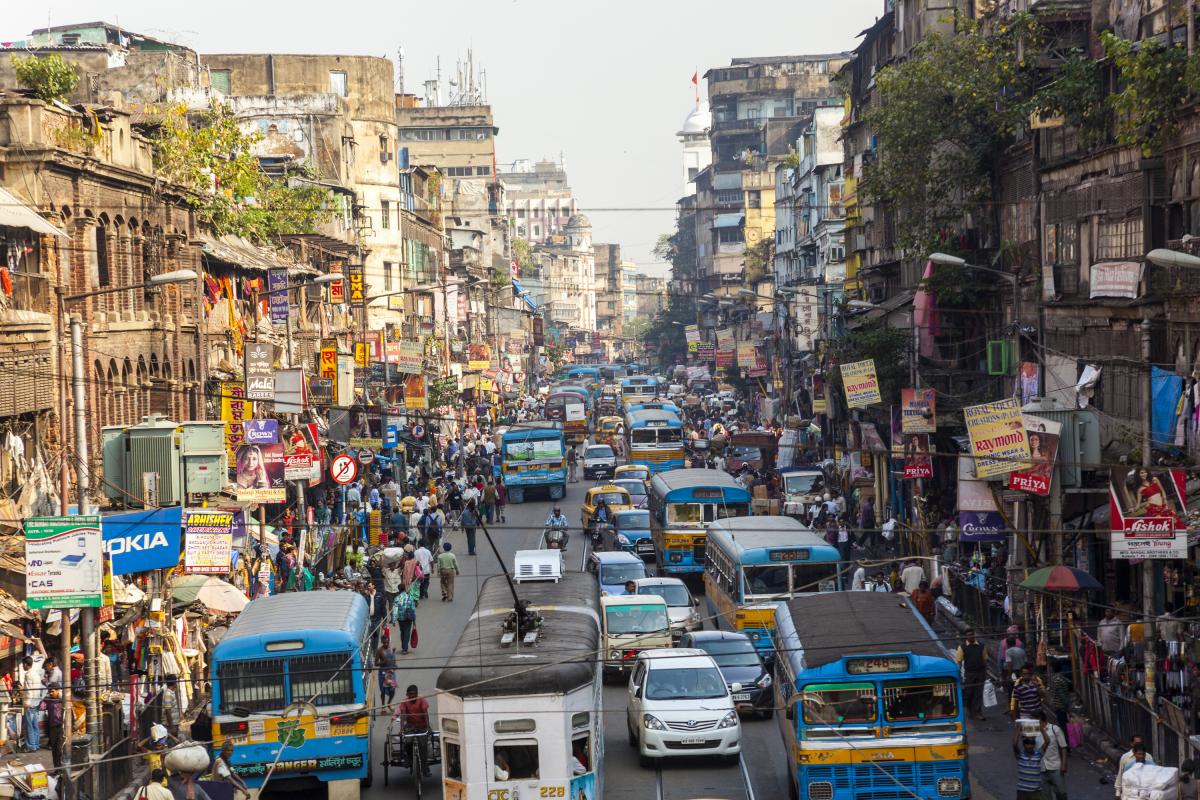 Tranvía, autobuses y tráfico en el centro de Calcuta, Bengala Occidental, India