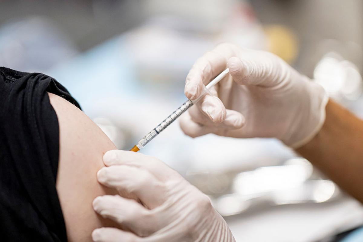 Un hombre vacunándose contra la gripe