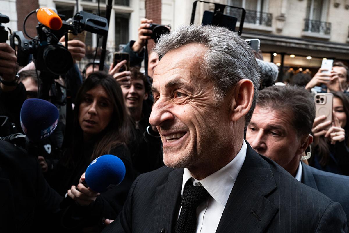 El expresidente francés Nicolas Sarkozy llega a una sesión de firmas de su libro "Diario de un prisionero", en su lanzamiento en la librería Lamartine de París, el 10 de diciembre de 2025.
