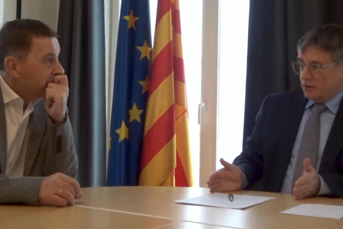 El líder de EH Bildu, Arnaldo Otegi, y su homólogo en Junts, Carles Puigdemont; durante la reunión celebrada en Waterloo (Bélgica).