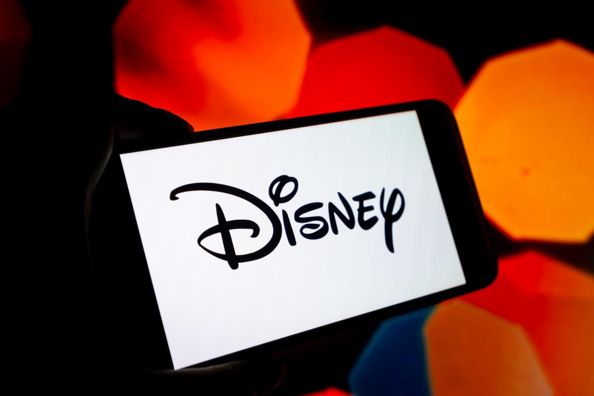 Foto de archivo del logo de Disney en un teléfono móvil.