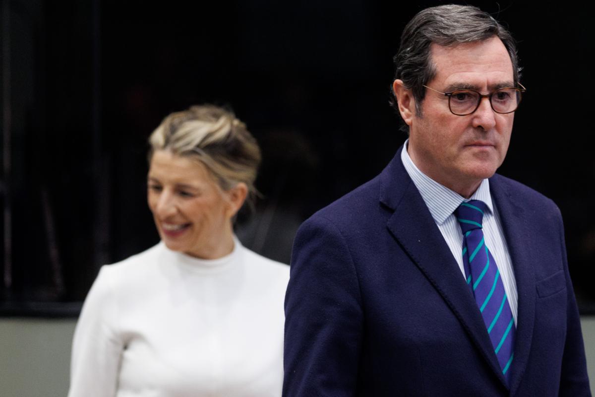La vicepresidenta segunda y ministra de Trabajo, Yolanda Díaz, en segundo plano; y el presidente de la CEOE, Antonio Garamendi; en una imagen de archivo.