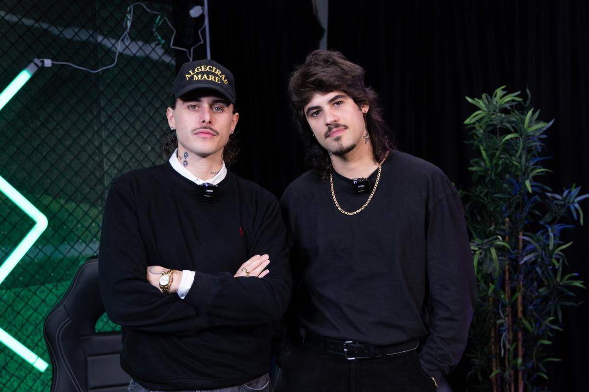 Nitro (Luis Abril) e Indio (Manuel Hidalgo) en un posado tras la entrevista.