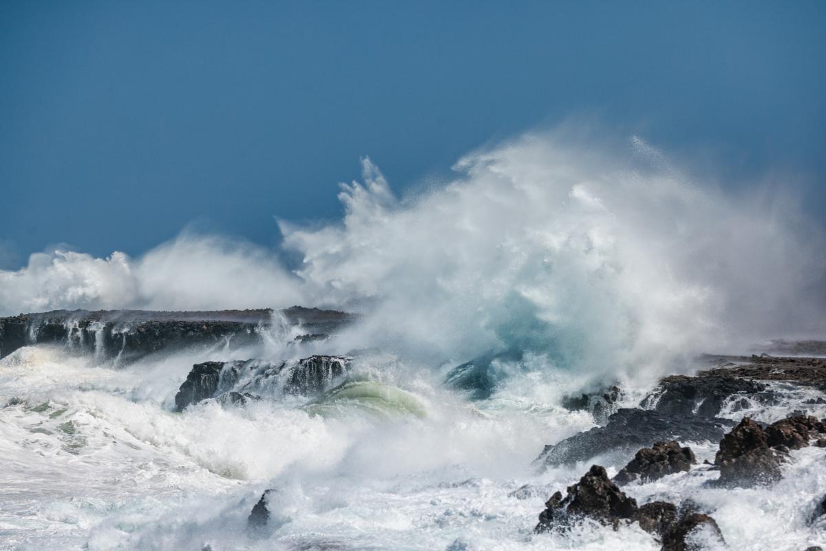 Olas del Océano Atlántico rompiendo en la costa de Lanzarote fotografiadas durante una violenta tormenta, Islas Canarias, España - Fotografía de stock