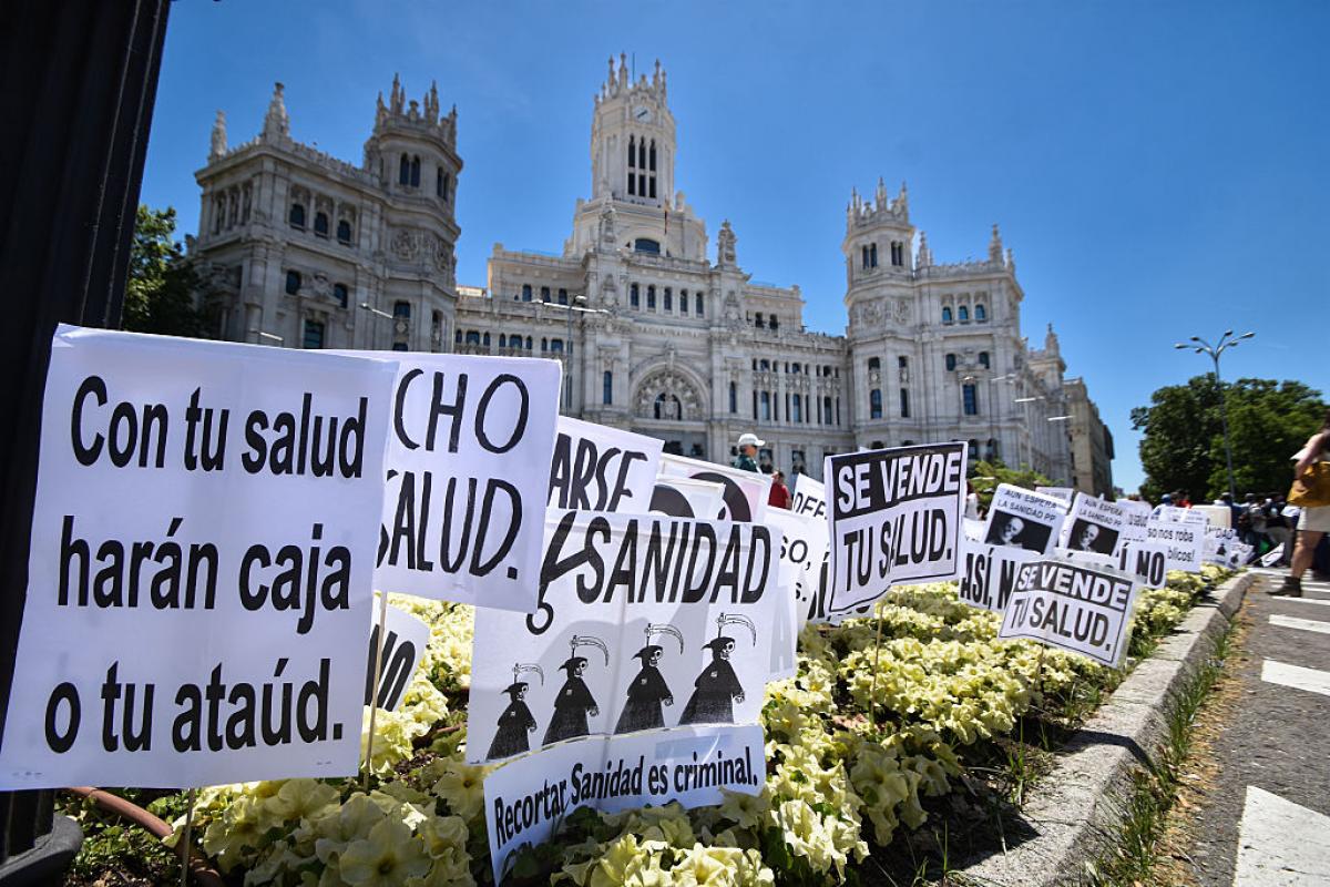 Protesta bajo el lema "Salvemos nuestra sanidad pública", exigiendo un sistema sanitario totalmente público y contra los recortes de financiación en Madrid, el 25 de mayo de 2025.