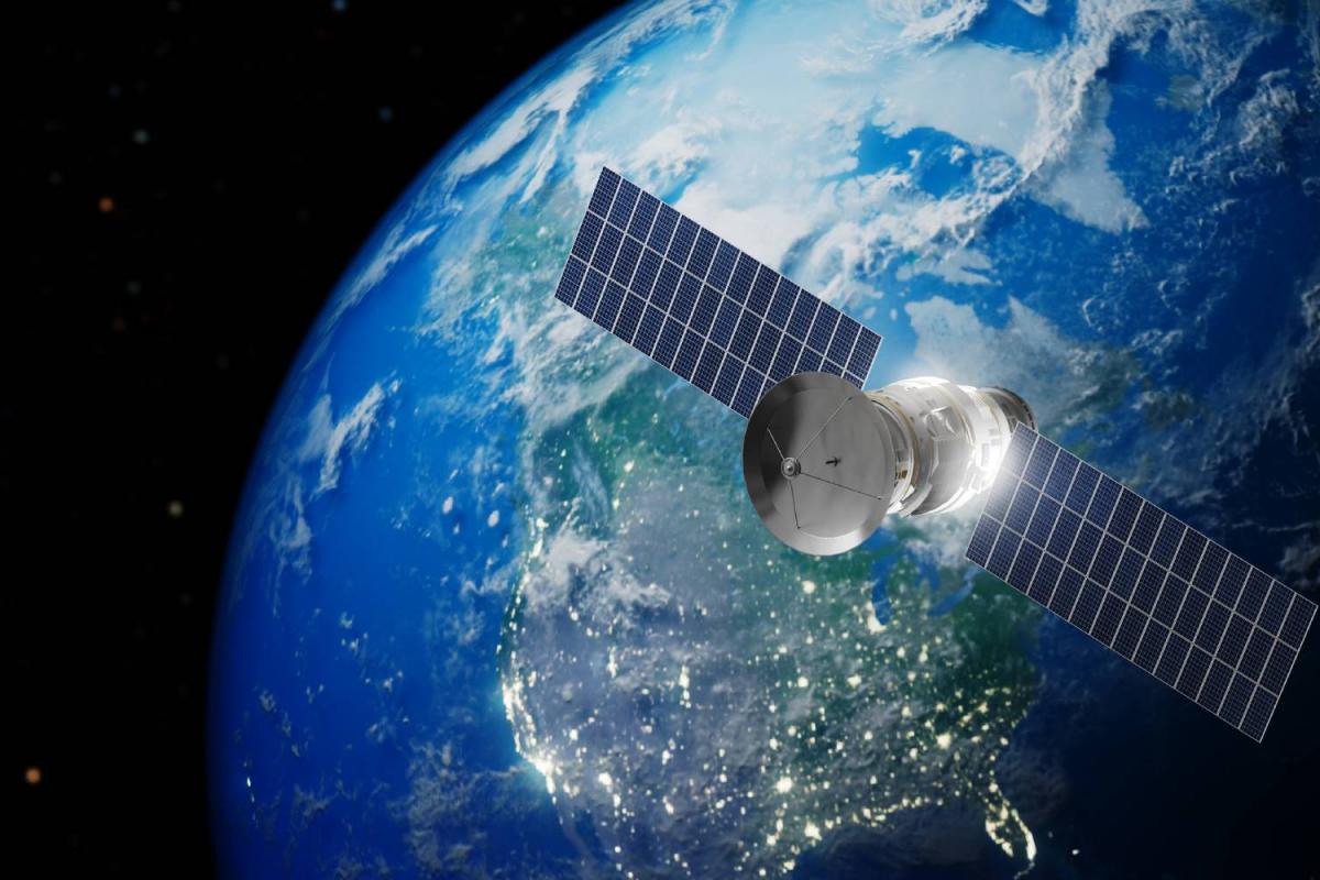 Satélite en la estación espacial que orbita la Tierra