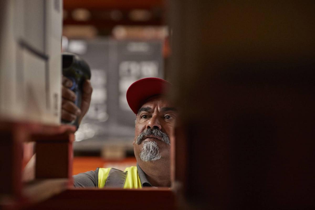 Trabajador escaneando una etiqueta con un lector de códigos de barras