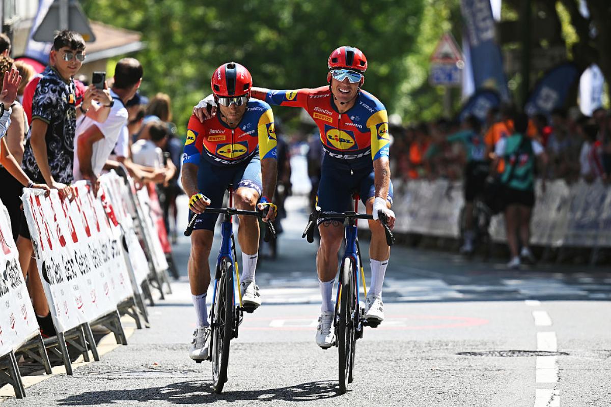 Aleix Espargaró (derecha), junto a su compañero Carlos Verona llegando a meta en el Circuito de Getxo este 2025