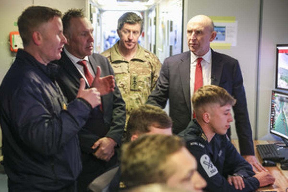 El secretario de Defensa, John Healey, y el ministro de Defensa noruego, Tore O. Sandvik, visitan el Bastión Atlántico en Portsmouth. El Bastión Atlántico es un programa de la Marina Real Británica para proteger el Atlántico Norte contra amenazas submarinas mediante la creación de una red de sensores y sistemas.