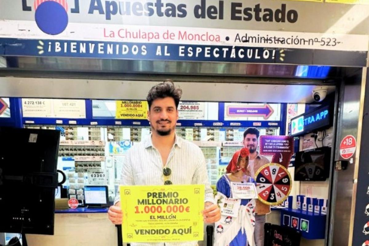 Joaquín Monroy posa con uno de los números premiados