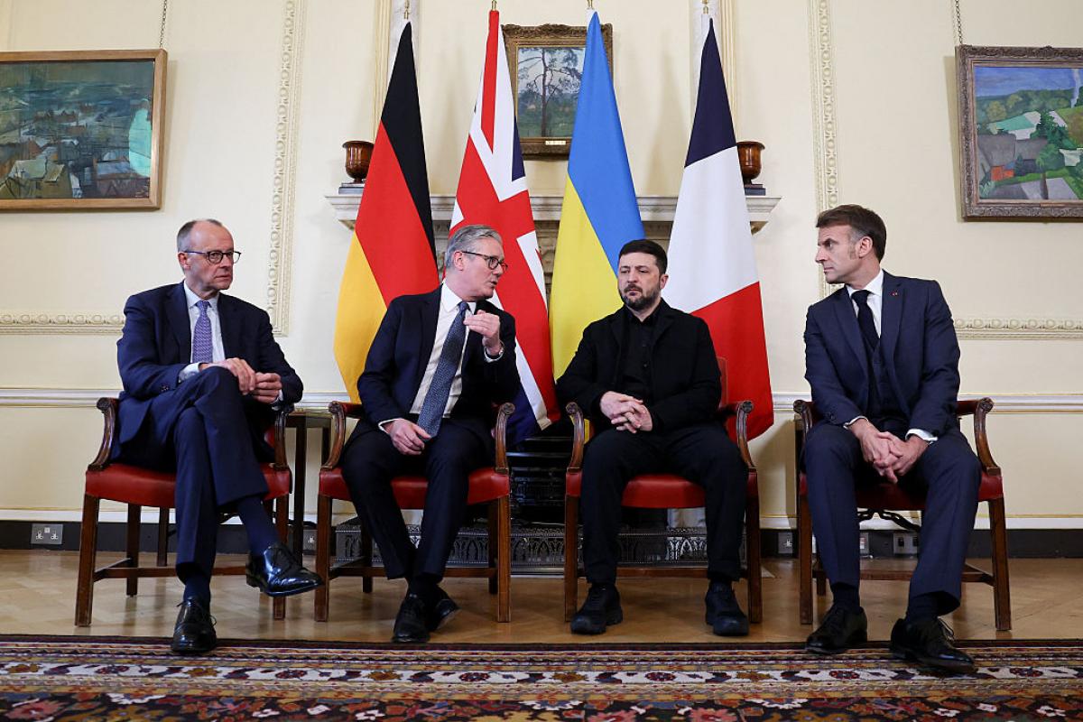 Keir Starmer, Friedrich Merz, Volodimir Zelenski y Emmanuel Macron, en el número 10 de Downing Street, el 8 de diciembre de 2025.