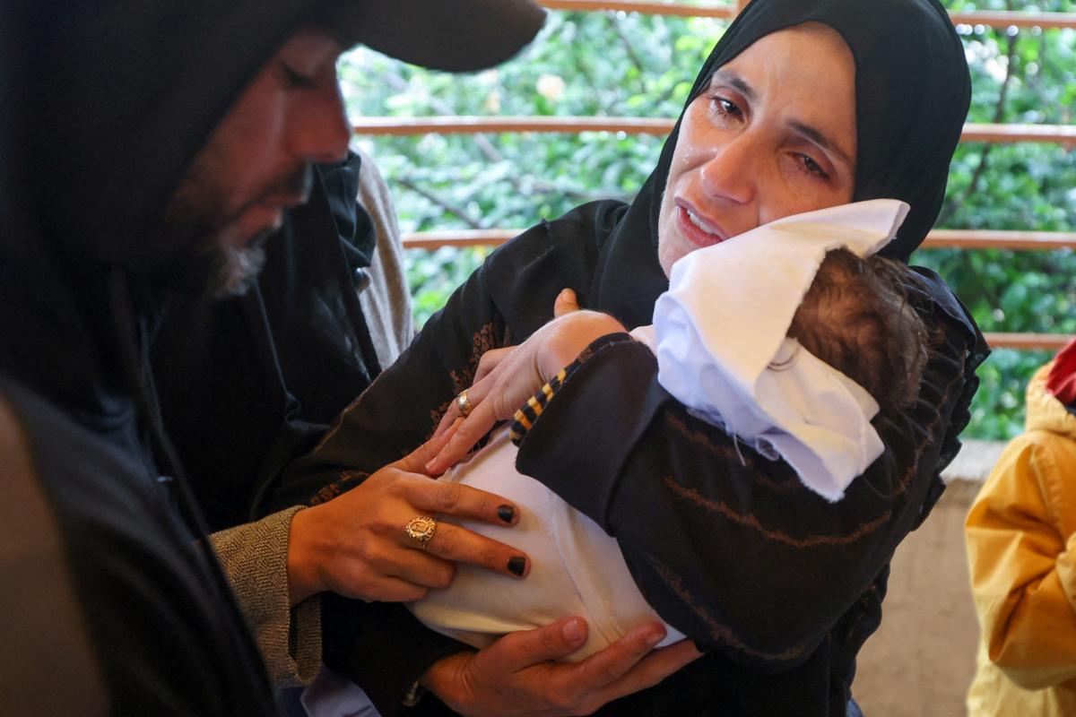 La madre de la bebé Rahaf Abu Jazar, muerta por el frío y la humedad, abraza su cuerpo en el Hospital Nasser, en Khan Younis, sur de Gaza, el 11 de diciembre de 2025.